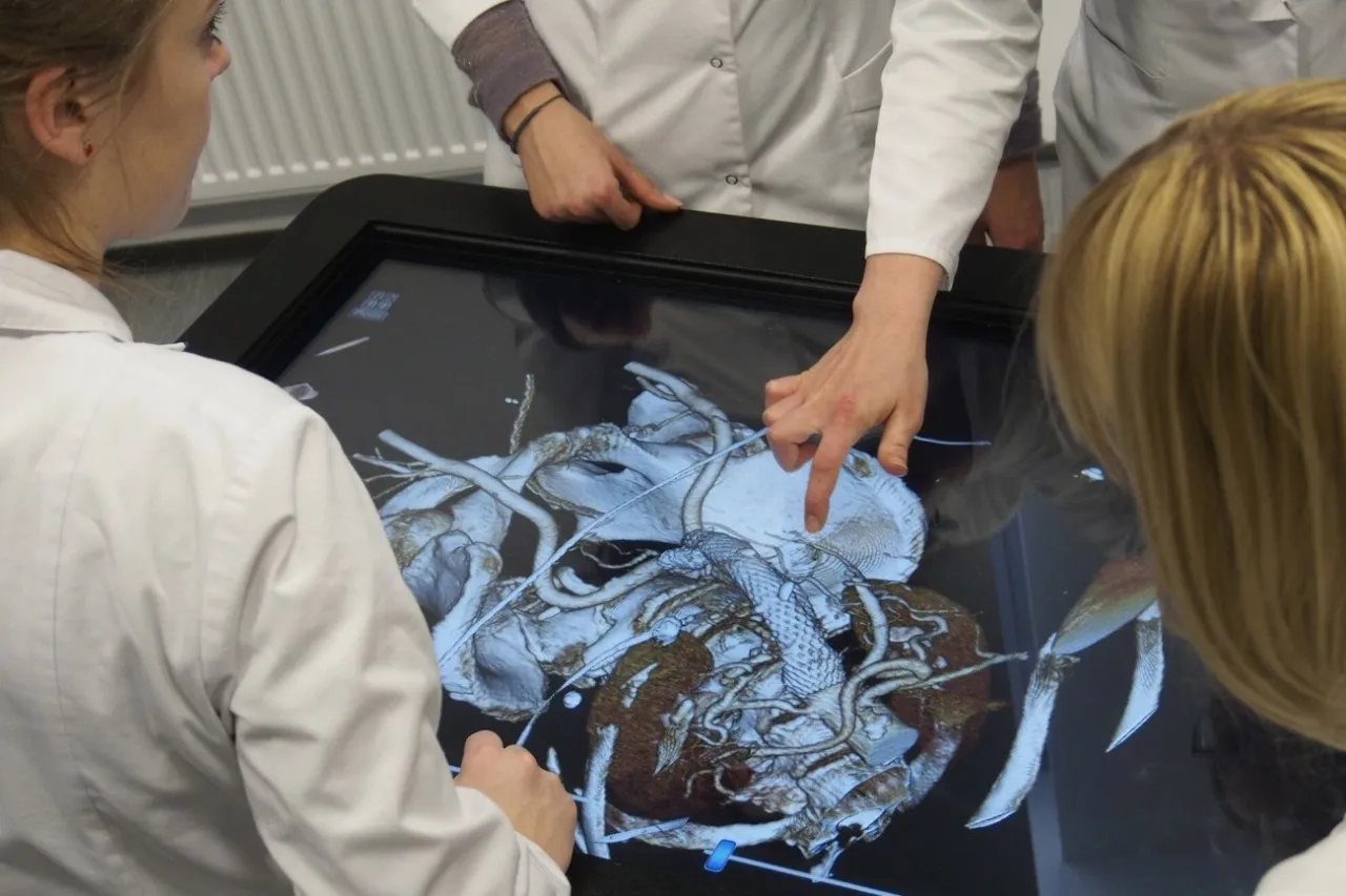 student medycyny uczy się anatomii