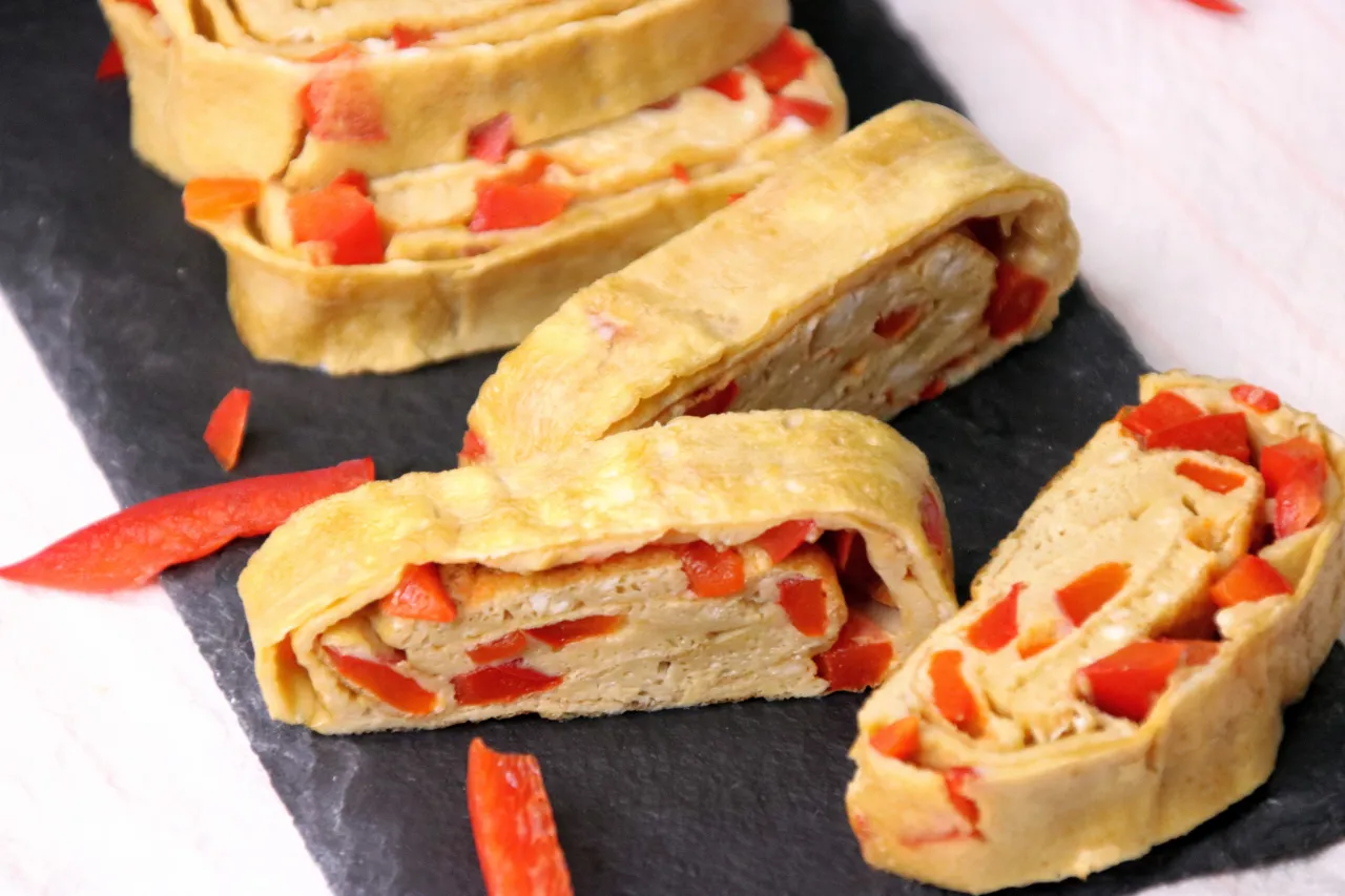 Roladki tamago z papryką. Słyszałeś o tamago co to? To japoński omlet, tutaj w wersji z czerwoną papryką, pokrojony w plastry.