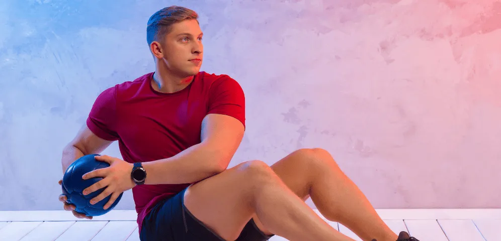 osoba ćwicząca brzuch na macie, z kalendarzem w tle symbolizującym plan treningowy