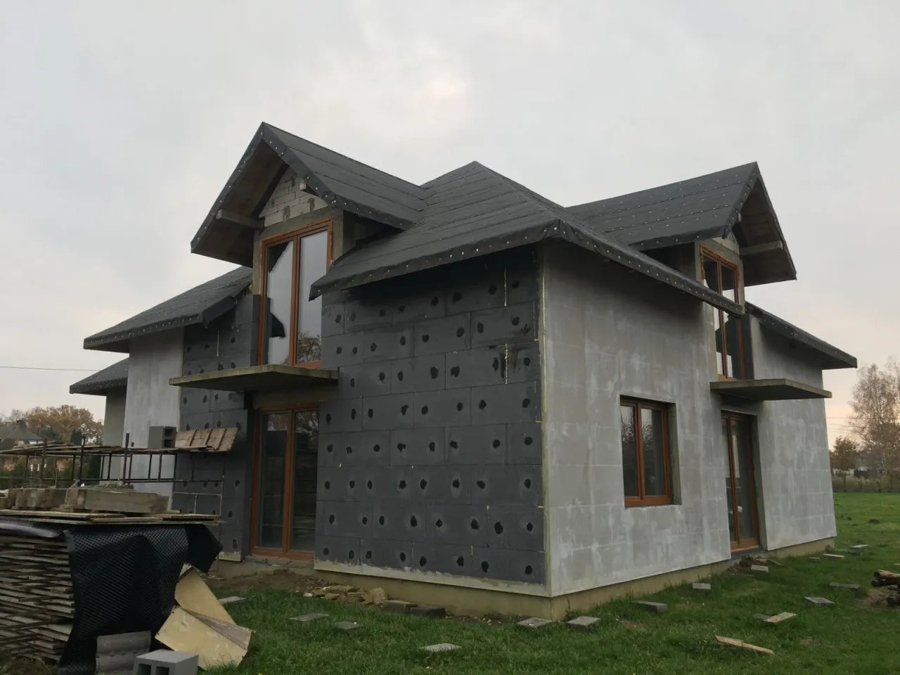 dom z elewacją ocieplony styropianem