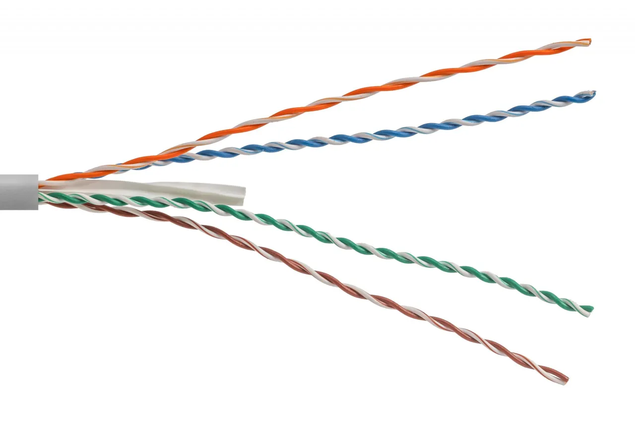 Rozplecione kable teleinformatyczne: pomarańczowo-białe, niebiesko-białe, zielono-białe i brązowo-białe, gotowe do połączenia.