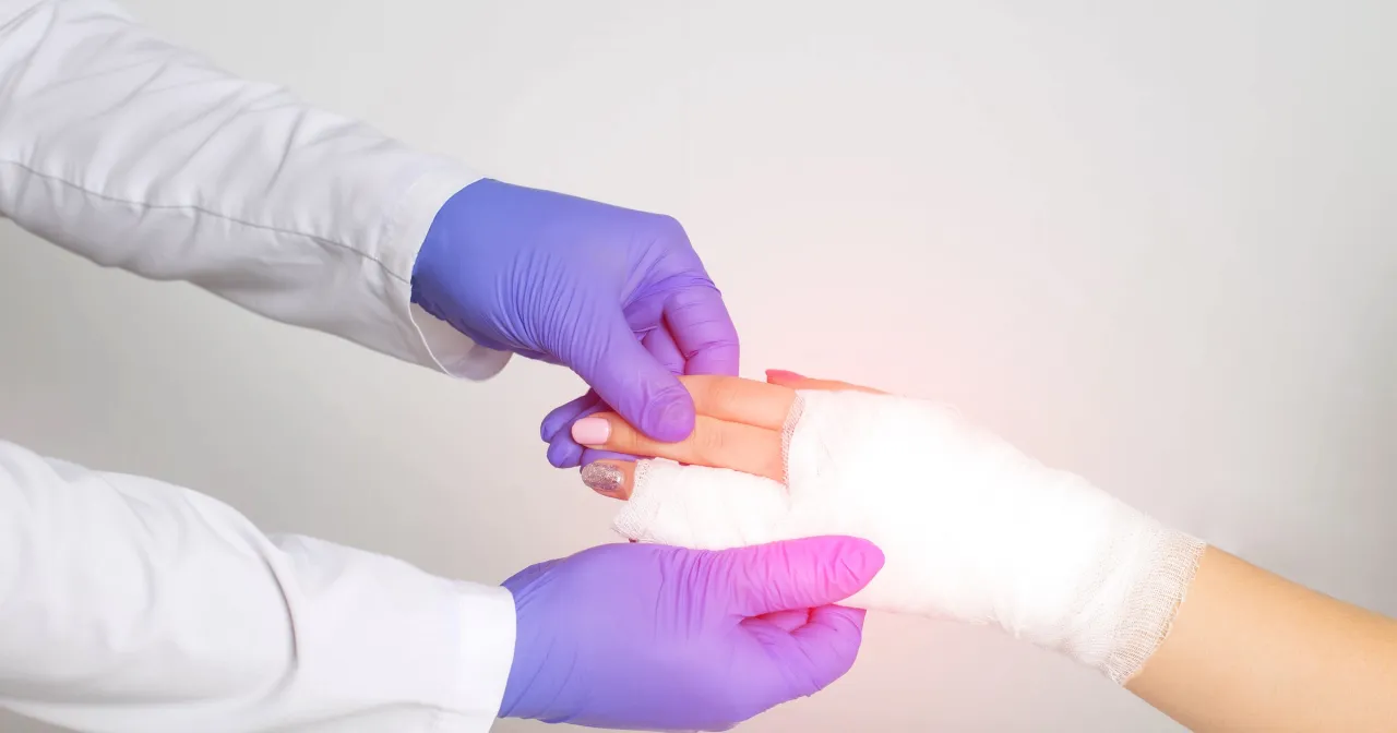 dziecko przytrzaśnięty palec pierwsza pomoc