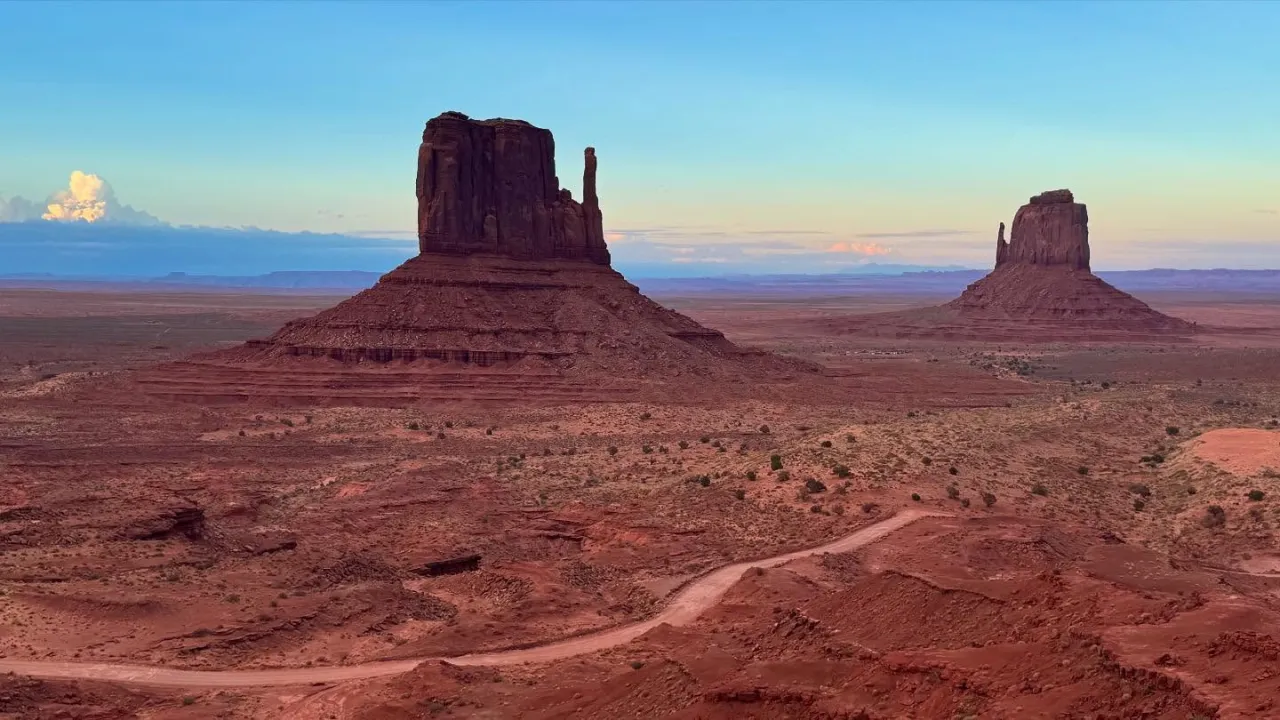ikoniczne sceny westernów, krajobrazy dzikiego zachodu