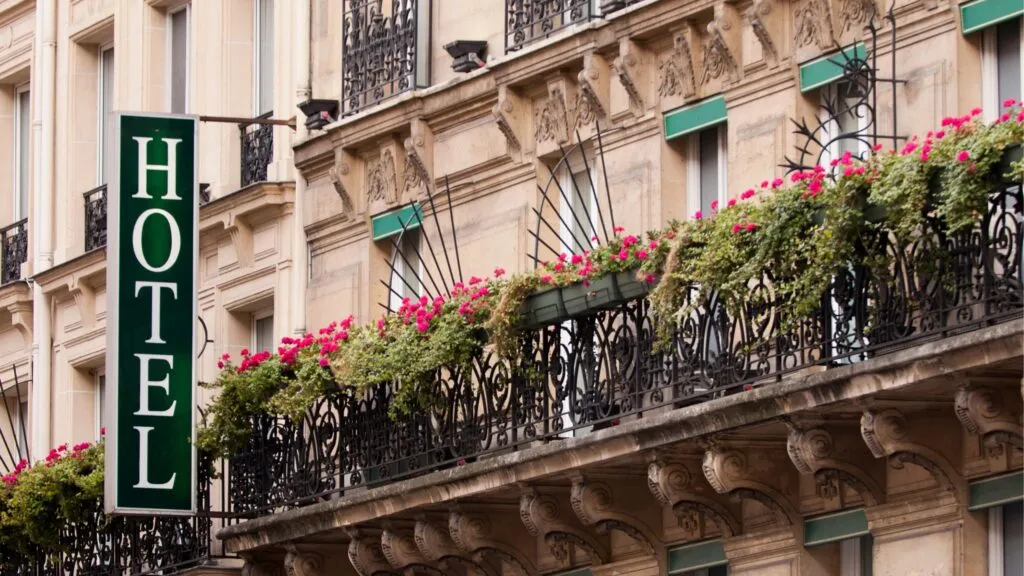 Porównanie hoteli hosteli i apartamentów w Paryżu