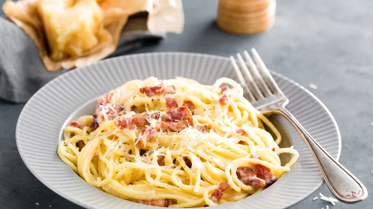 Gotowa spaghetti carbonara z pieprzem i serem
