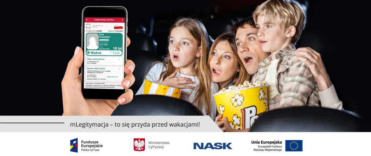 Uczeń z legitymacją szkolną w muzeum lub kinie