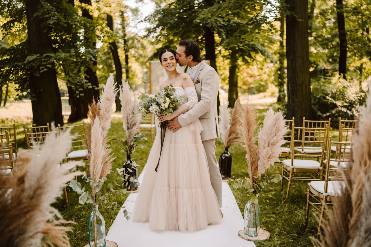 Fotograf ślubny wykonujący zdjęcia w kościele