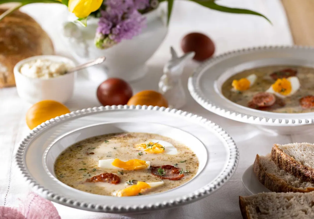 żurek wielkanocny z białą kiełbasą i jajkiem