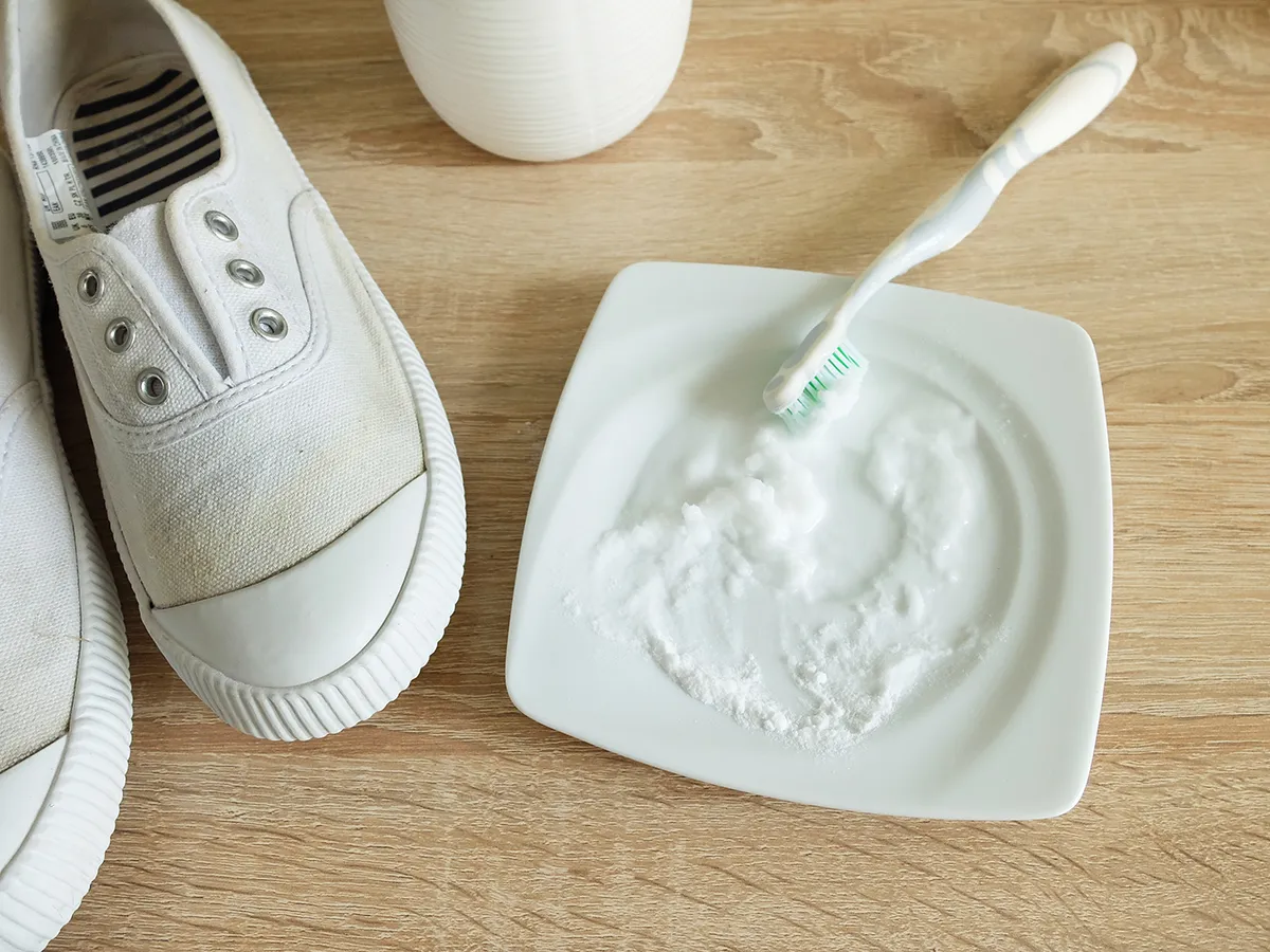 czyszczenie białych trampek bez żółtych plam