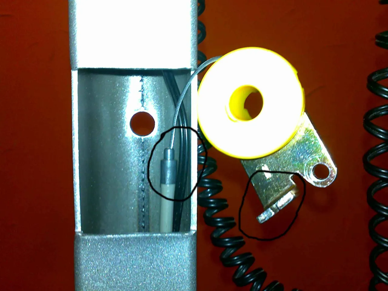 Elementy mechanizmu regulacji oporu w rowerze magnetycznym. Sprawdź, jak naprawić op&oacute;r w rowerze magnetycznym, analizując te części.