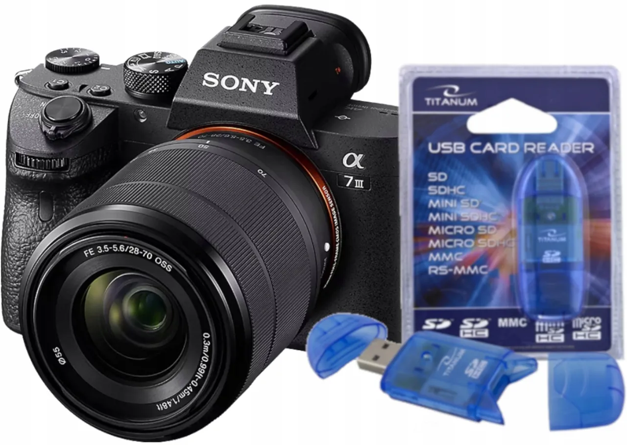 Aparat Sony Alpha 7 III z obiektywem i czytnik kart USB. Dowiedz się, jak zgrać zdjęcia z aparatu Sony na komputer.