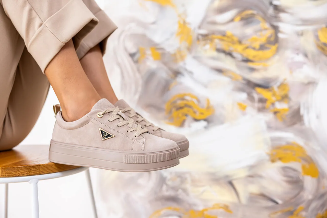 R&oacute;żne rodzaje but&oacute;w do kulot&oacute;w: szpilki, sneakersy, botki