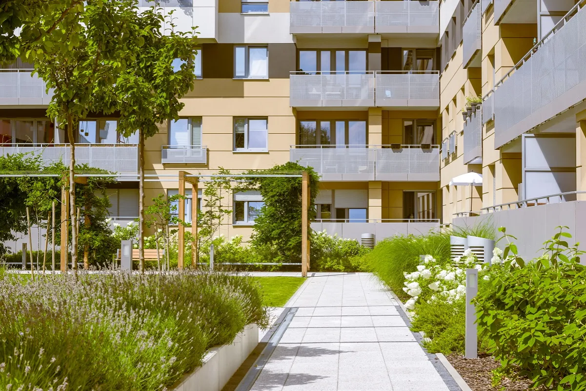 nowoczesne osiedle z placem zabaw i terenami zielonymi