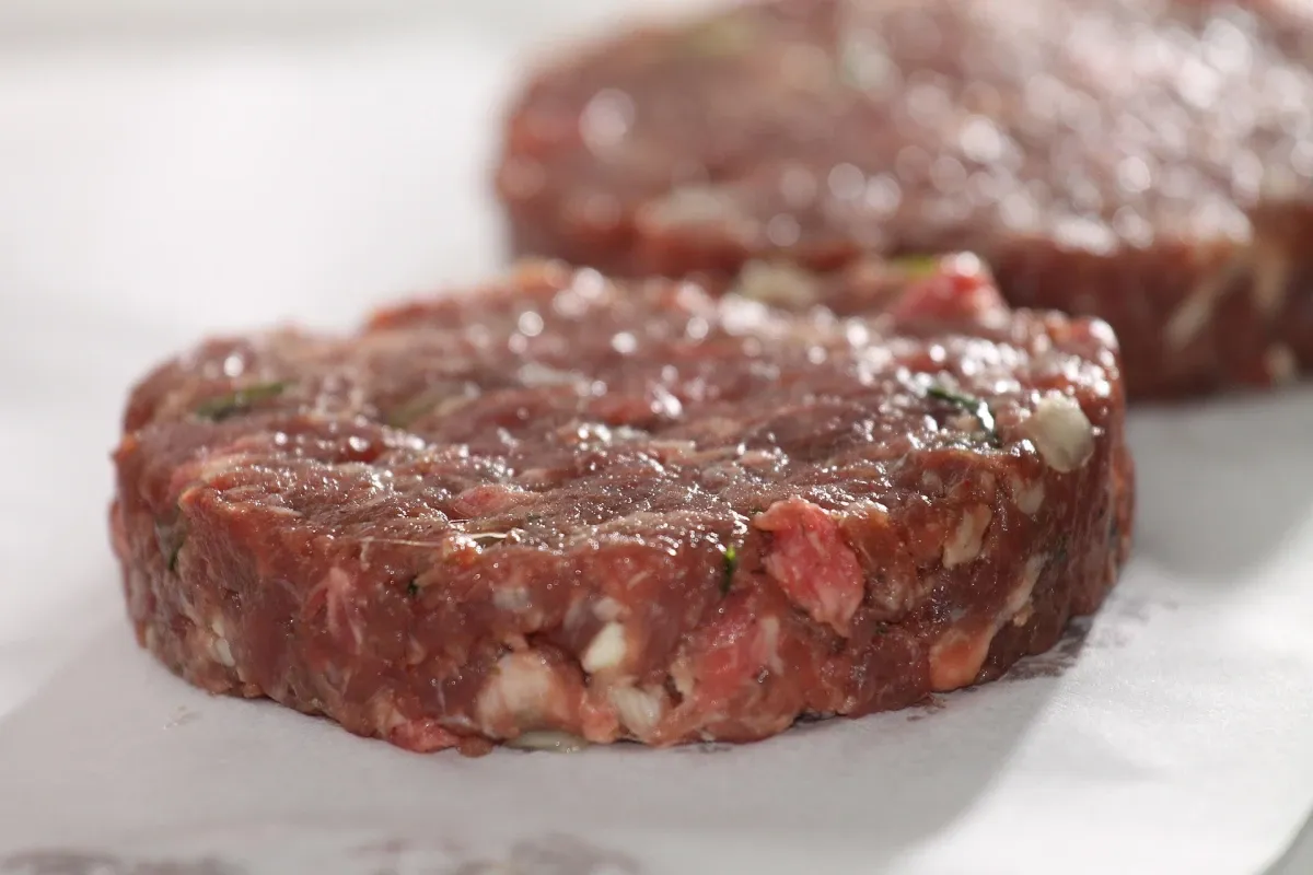 Świeże mięso wołowe na burgery proporcje tłuszczu