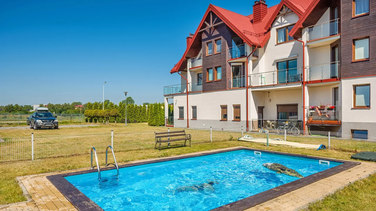 Jastrzębia G&oacute;ra: basen, domki i auto z boxem dachowym. Idealne miejsce na wakacje, gdzie można zwiedzić wiele atrakcji.