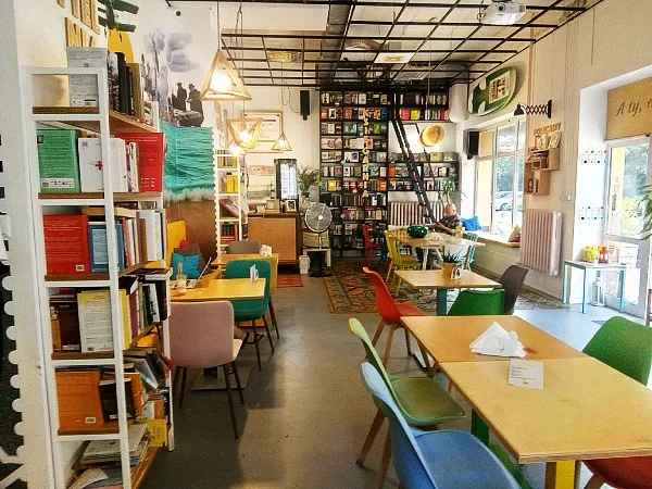 Ludzie w różnym wieku czytający książki w różnych miejscach (np. park, kawiarnia, dom)