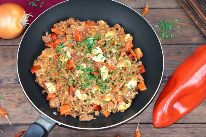 schnelle Hackfleischpfanne mit Gem&uuml;se und Feta