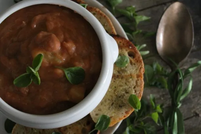 minestra di fagioli cremosa in ciotola