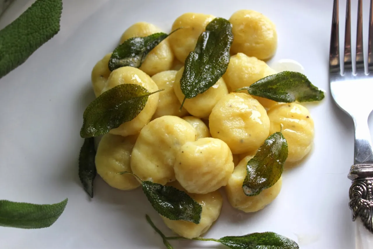bezglutenowe gnocchi z sosem szałwiowym