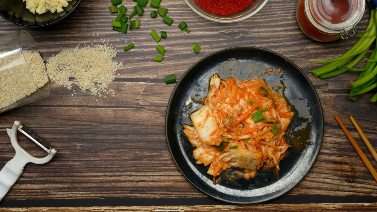 kimchi w miseczce, koreańskie jedzenie