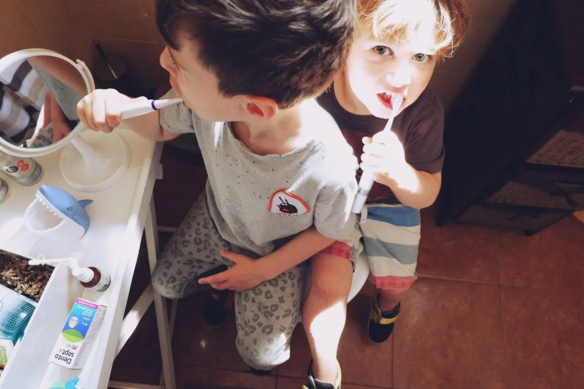 dziecko korzystające z aplikacji do mycia zębów