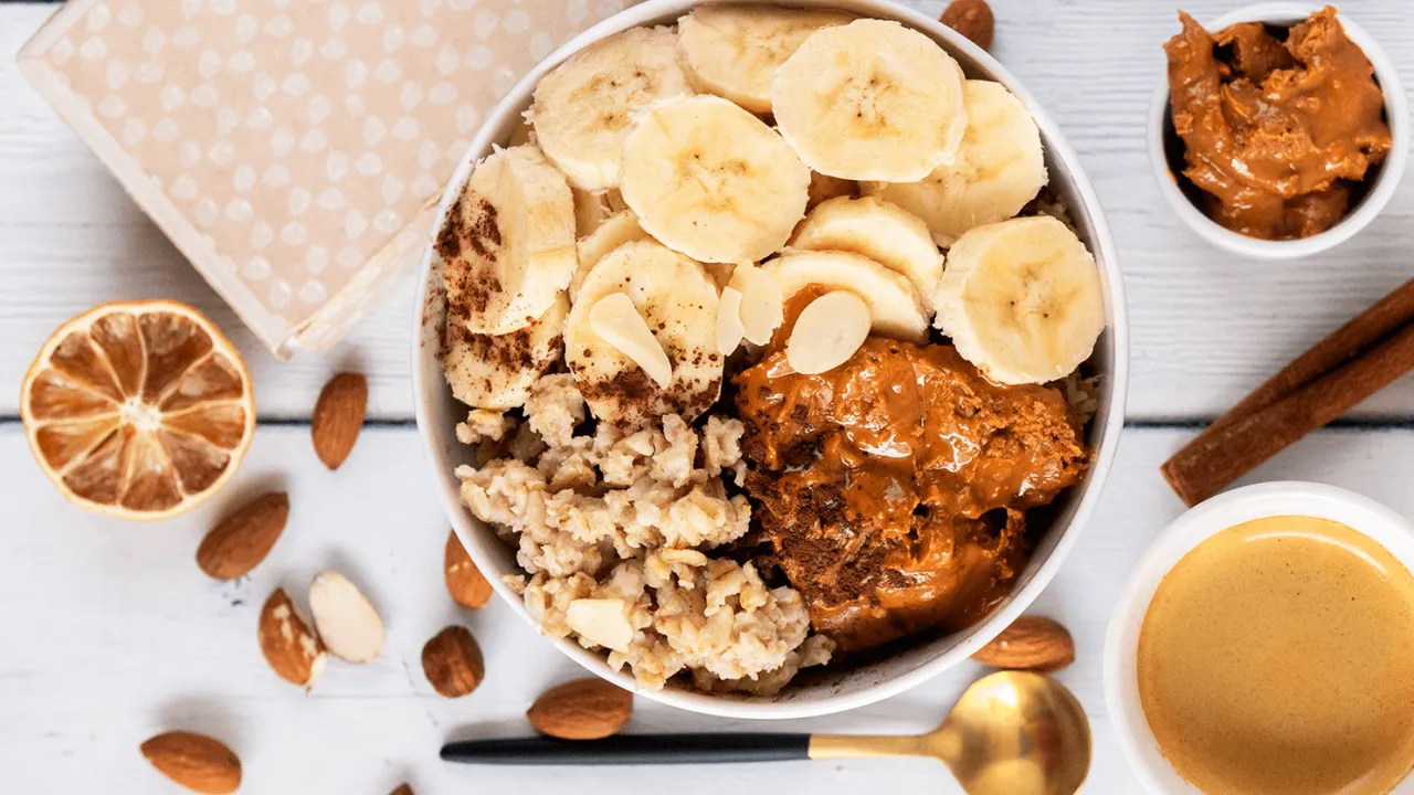 owsianka z masłem orzechowym i owocami