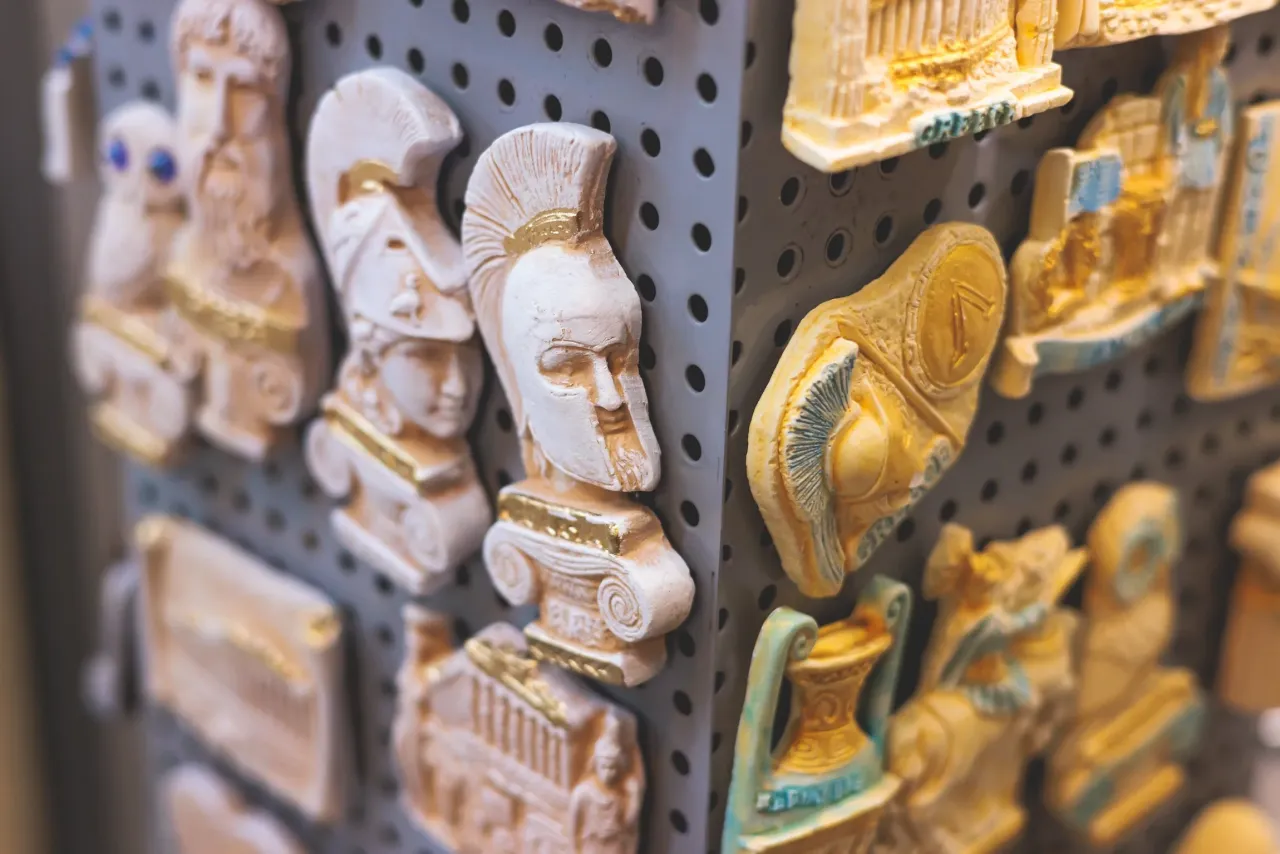 Pamiątki z Grecji: magnesy z wizerunkami starożytnych bog&oacute;w, wojownik&oacute;w i zabytk&oacute;w. Idealne, by przypomnieć sobie podr&oacute;ż.