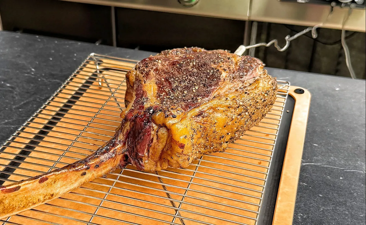 Odpoczywający stek na desce