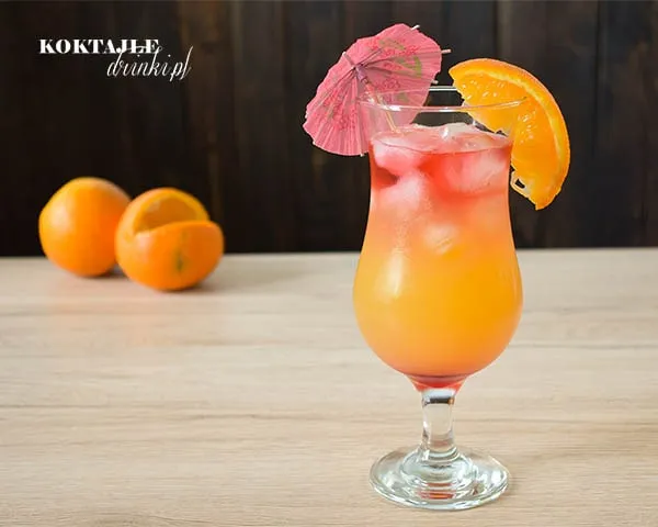 apetyczny drink z wódką mango i pomarańczą w szklance