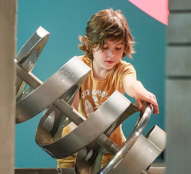 Dzieci bawiące się w interaktywnym centrum nauki