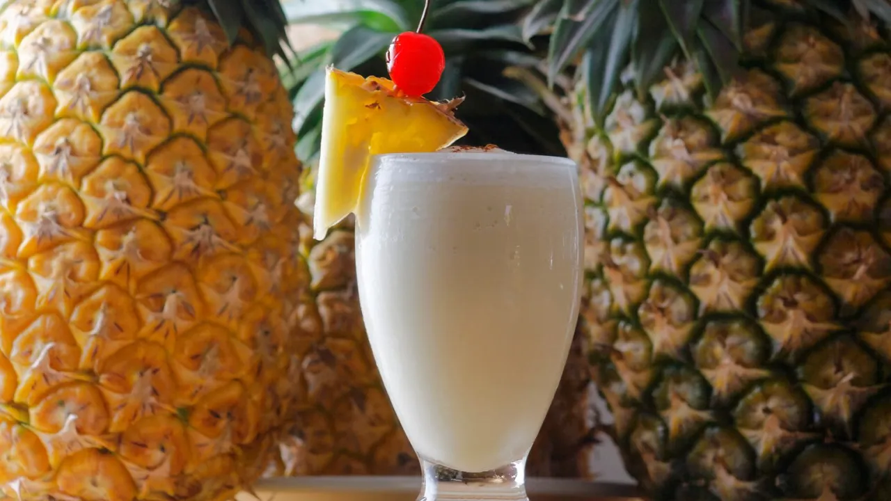 różne drinki z sokiem ananasowym