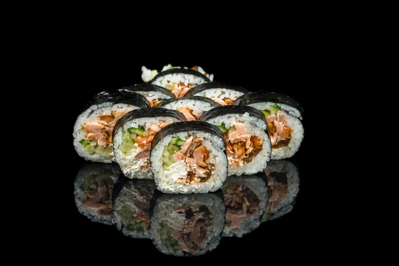 Roladki sushi z pieczonym łososiem, kremowym serkiem i og&oacute;rkiem. Idealne, gdy zastanawiasz się, jak upiec łososia do sushi.