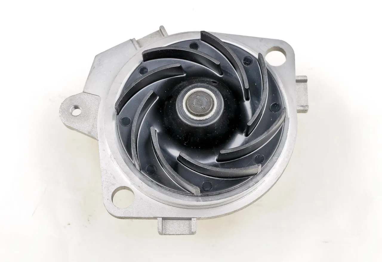 Nowa pompa wody do samochodu, z czarnym wirnikiem. Dowiedz się, jak sprawdzić pompę wody w samochodzie, by uniknąć przegrzania silnika.