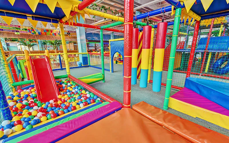 Kinder spielen in Indoor-Spielplatz Berlin