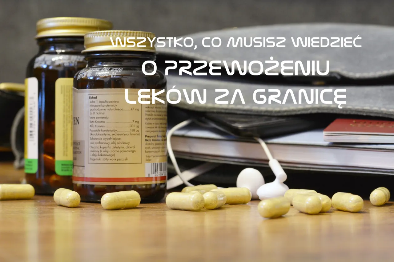 Wszystko, co musisz wiedzieć o przewożeniu leków w bagażu podręcznym. Tabletki i suplementy na stole, obok paszportu i słuchawek.