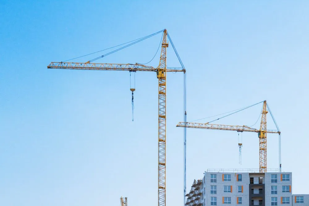 Rodzaje żurawi budowlanych: wieżowy i samojezdny
