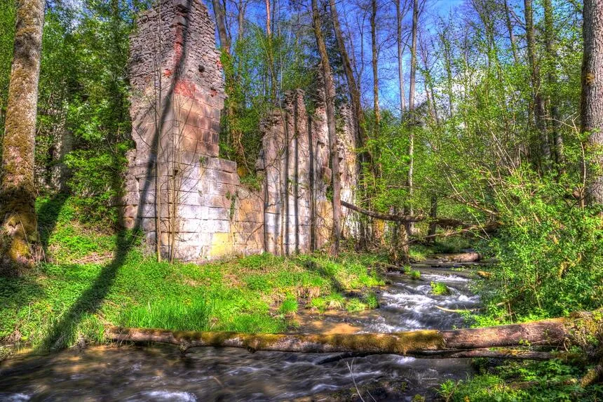 Rezerwat Czartowe Pole wodospady ruiny papierni