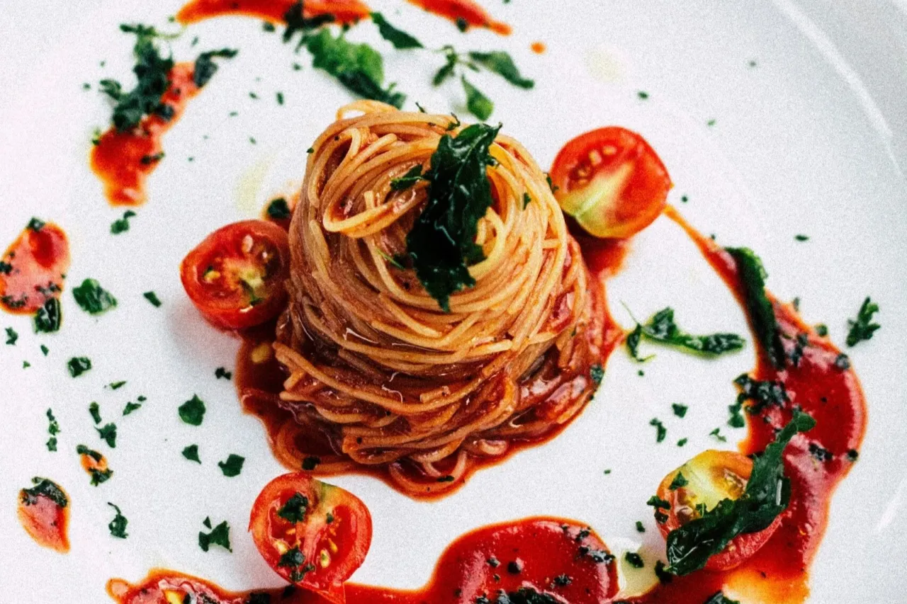 Spaghetti z sosem pomidorowym i bazylią