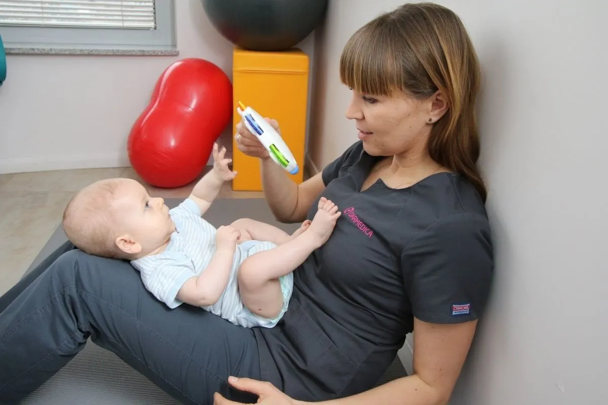 Wady postawy u niemowląt zbyt wczesne sadzanie