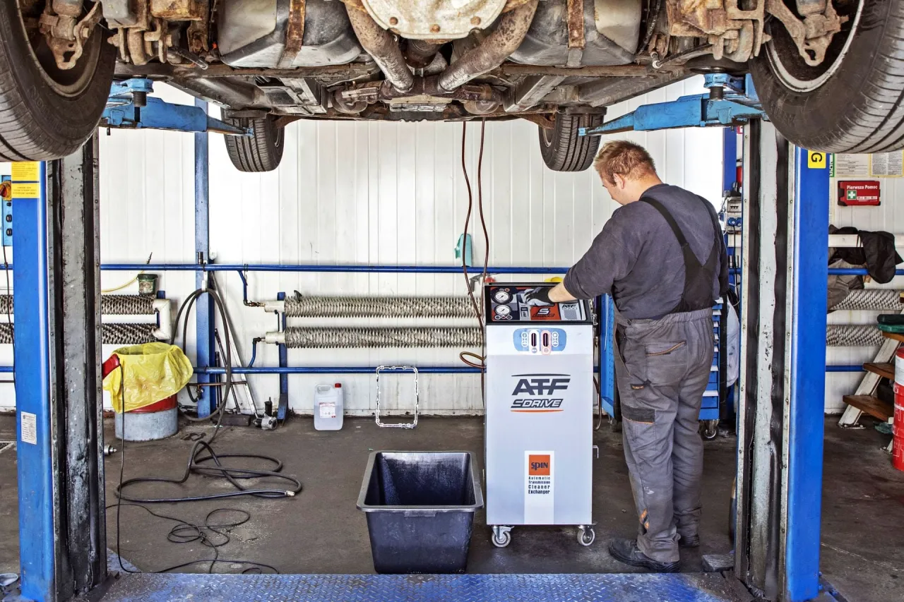 wymiana oleju w automatycznej skrzyni bieg&oacute;w warsztat
