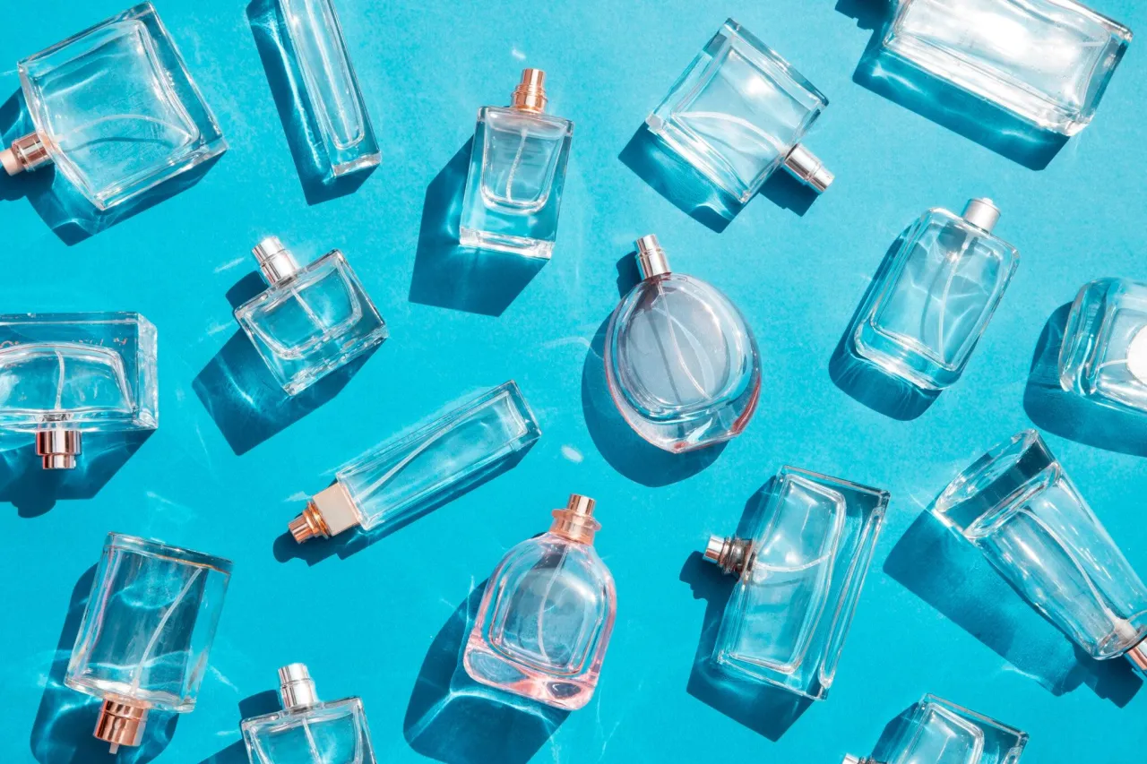 Kolekcja flakon&oacute;w perfum o podobnych nutach zapachowych