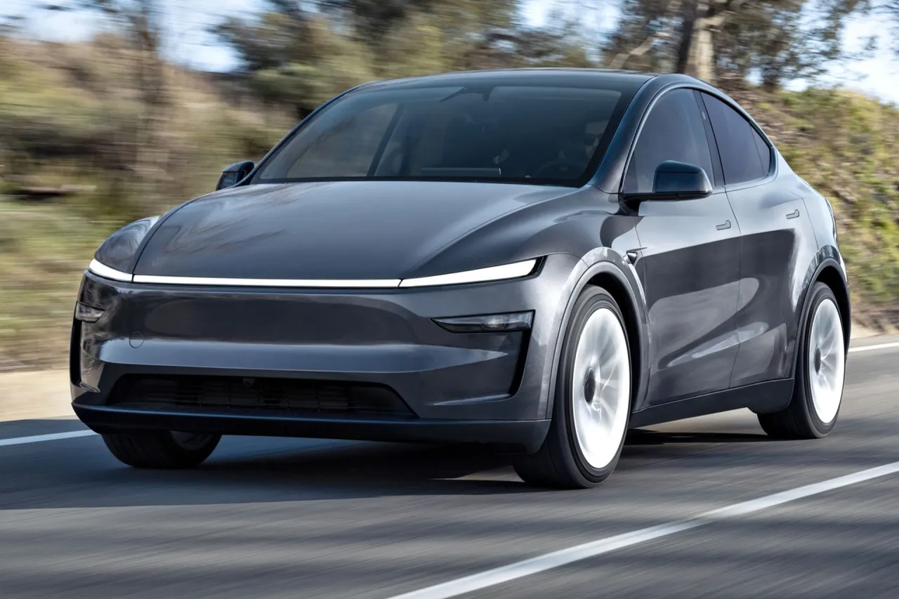 Szary Tesla Model Y w ruchu. Zastanawiasz się, ile kosztuje Tesla Model Y?