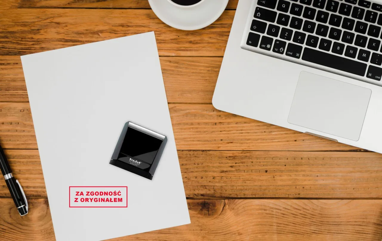 Stos dokumentów z pieczątkami, symbolizujący formalności