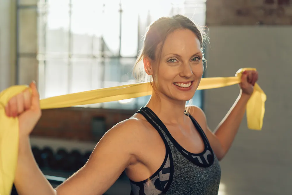 kobieta w średnim wieku ćwicząca siłowo