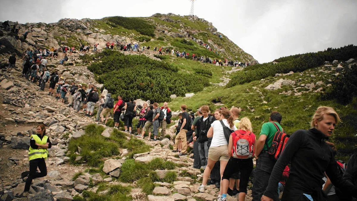 Turysta na łańcuchach Rysy