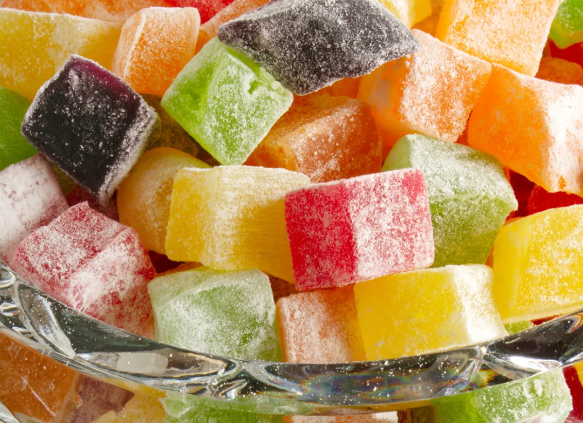 domowe galaretki w kostkach obtoczone w cukrze
