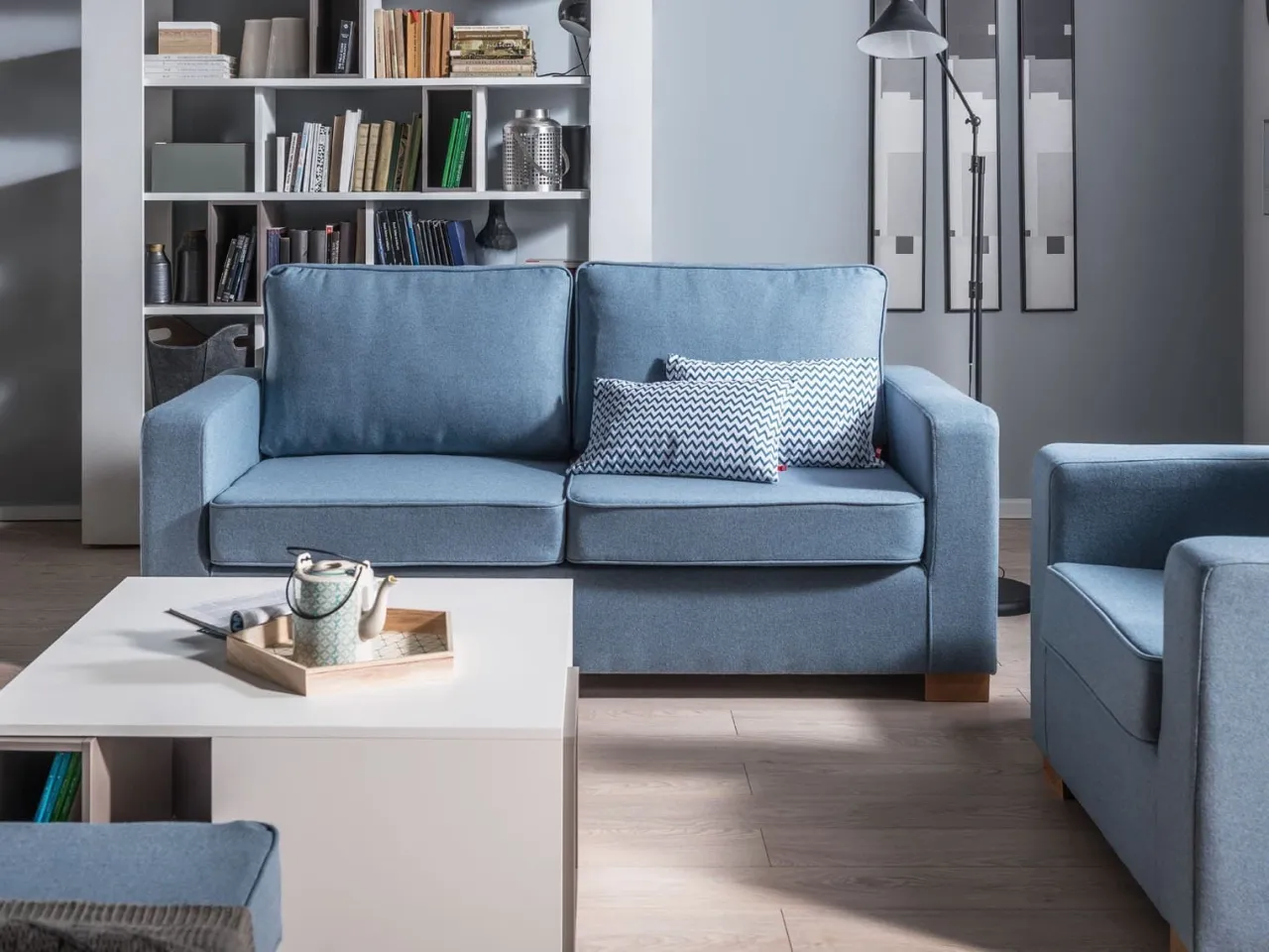 niebieska kanapa poduszki koce aranżacje