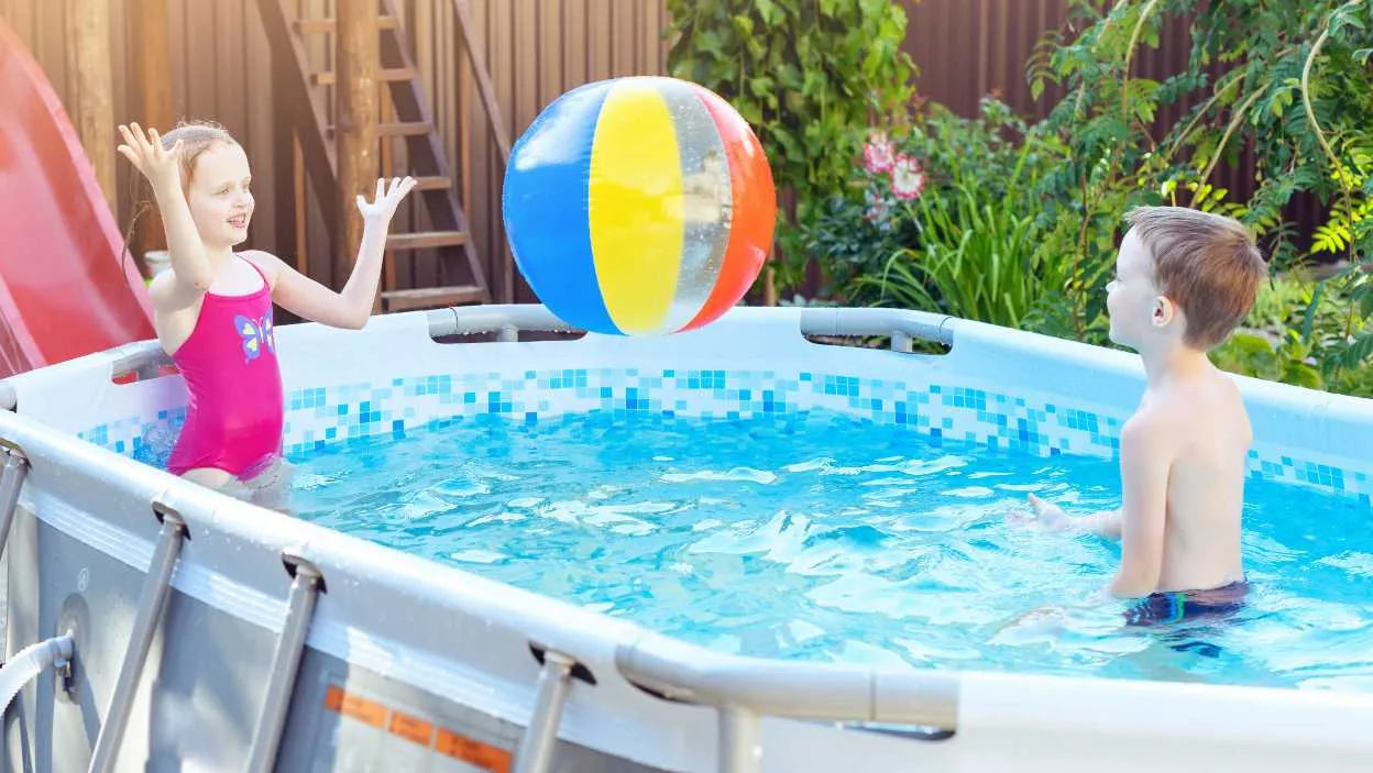 r&oacute;żne typy basen&oacute;w ogrodowych stelażowy rozporowy dmuchany