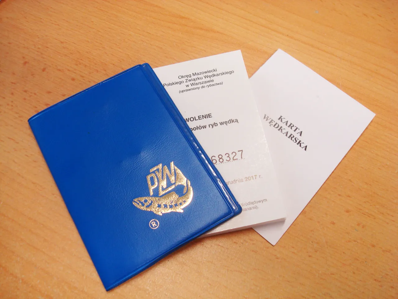 Karta wędkarska i uprawnienie do połowu ryb wędkom. Dowiedz się, ile kosztuje wyrobienie karty rybackiej.