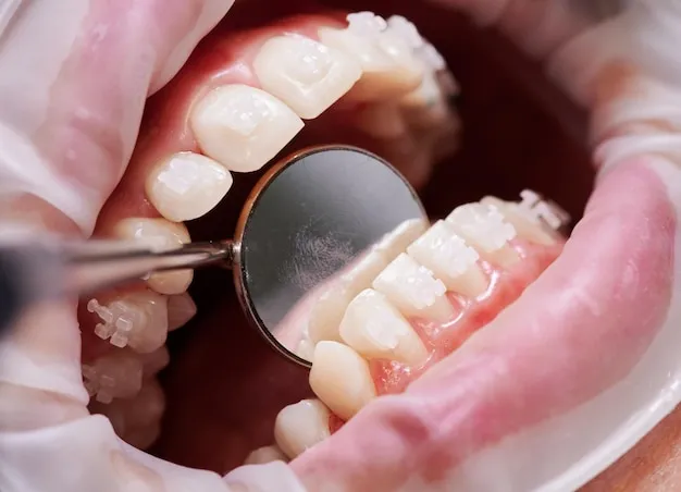 Dentysta badający zęby pacjenta